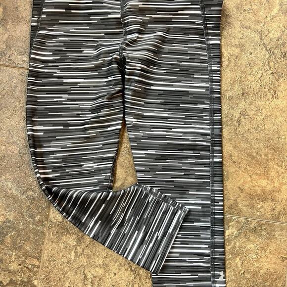 Under Armor women's CAPRI leggings, black gray white size XS - Picture 3 of 5
